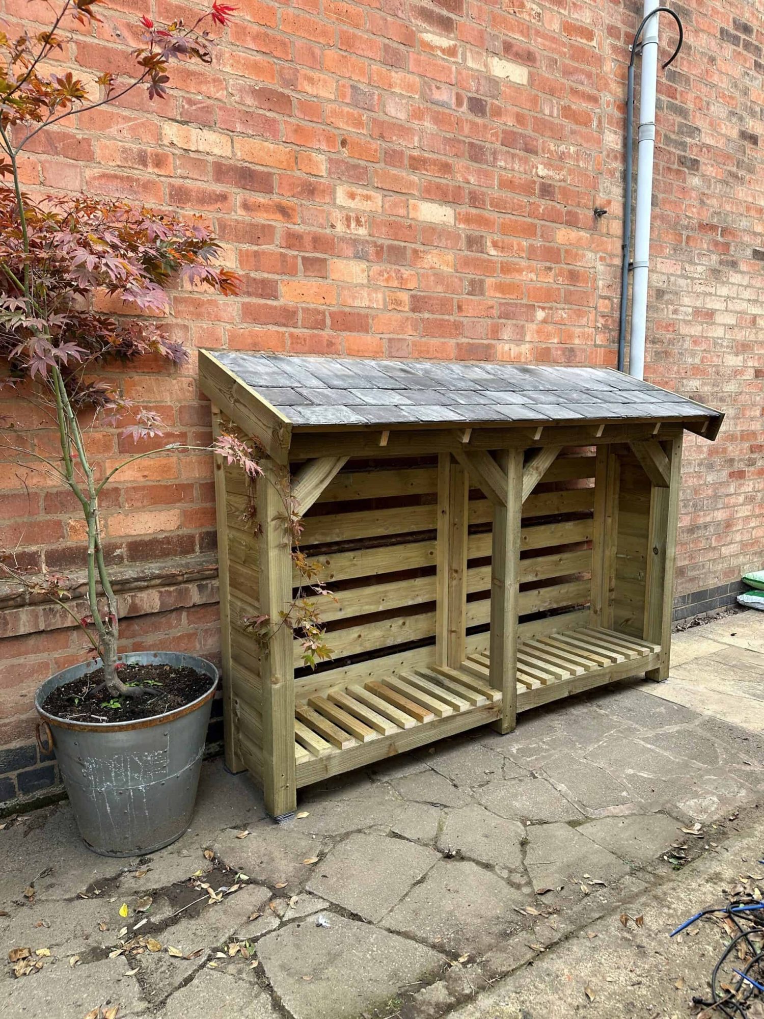 Jeanie - Slate Roof Log Store