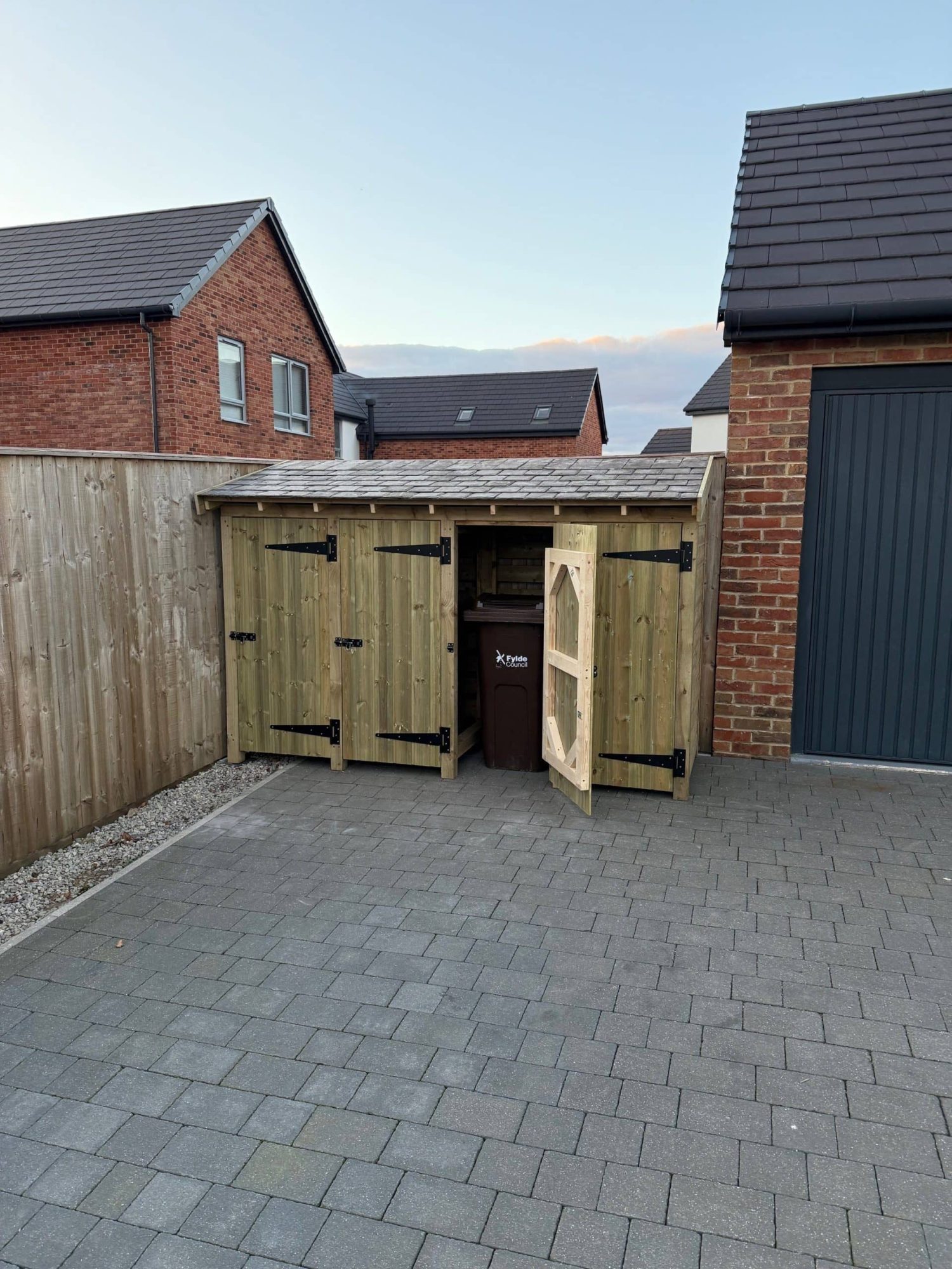 4 Bay Bin Store With Doors - Image 2