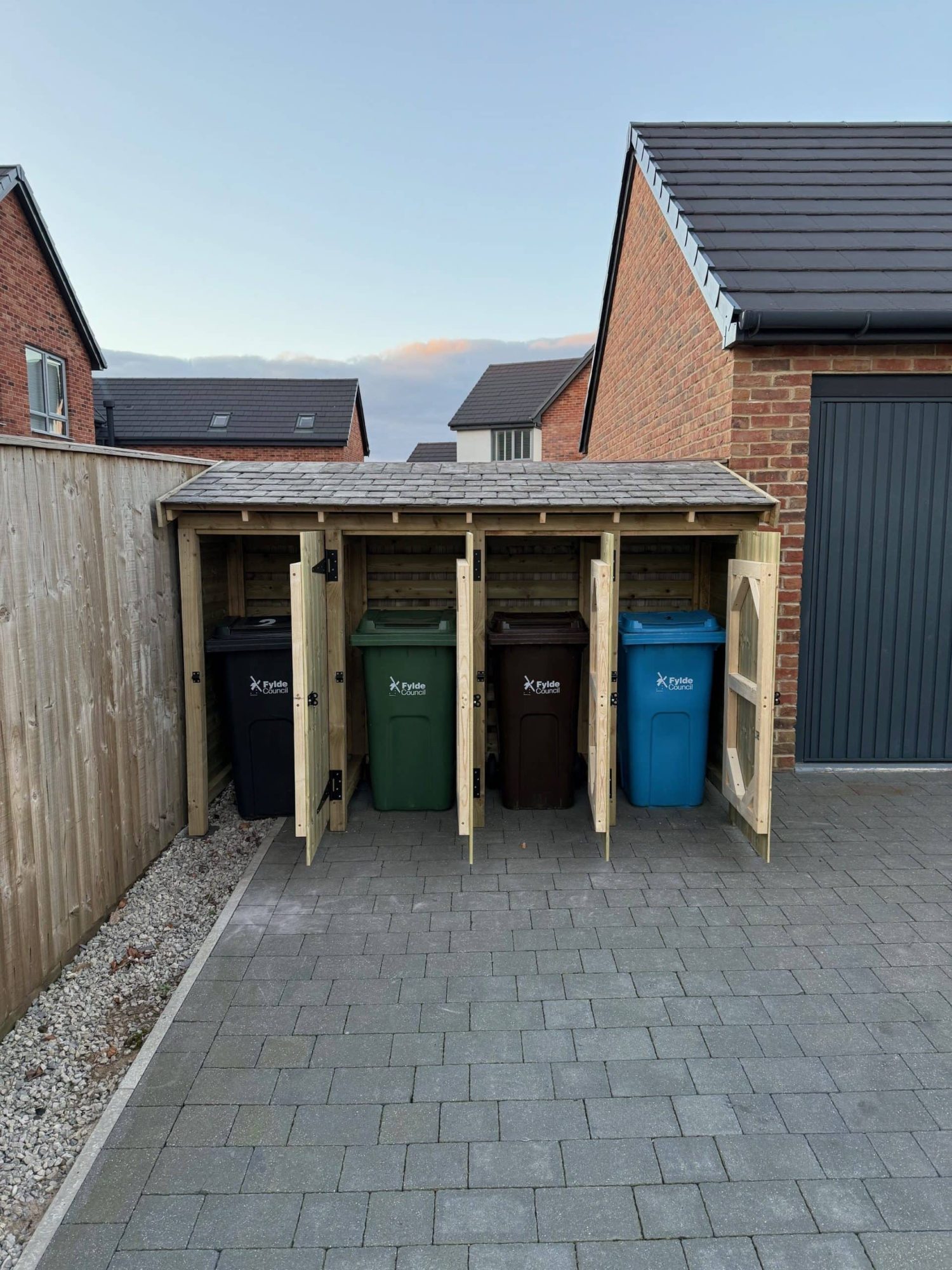 4 Bay Bin Store With Doors - Image 3